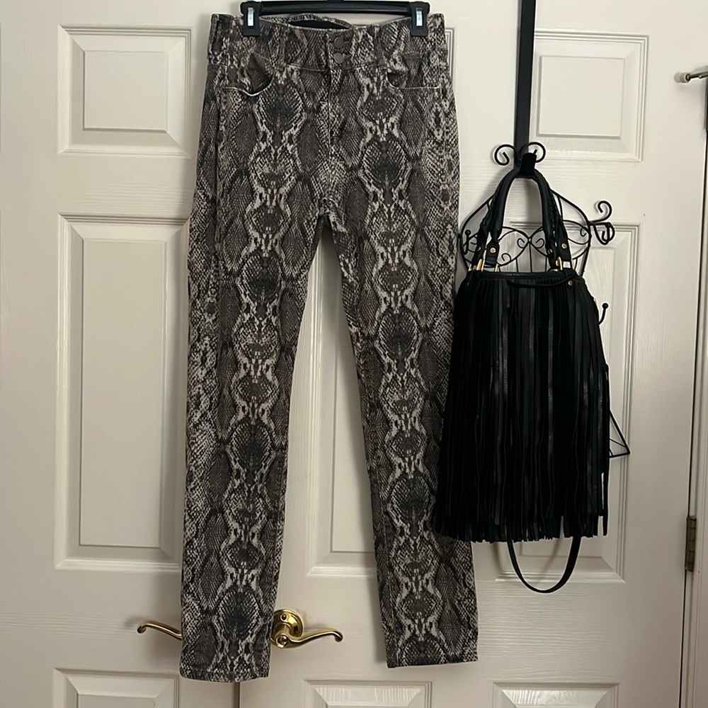 Apt. 9 snake – print jeans size 10.